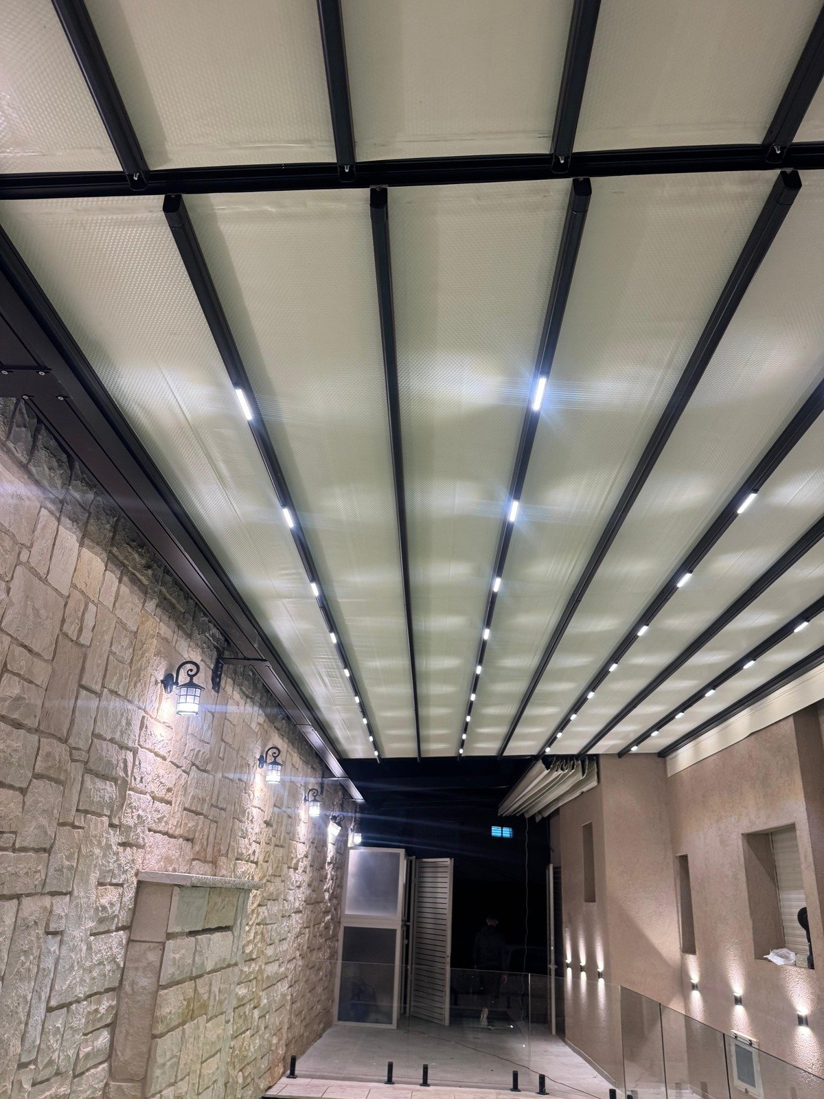   פרגולה חשמלית פי וי סי נאספת כולל תאורת ליד 